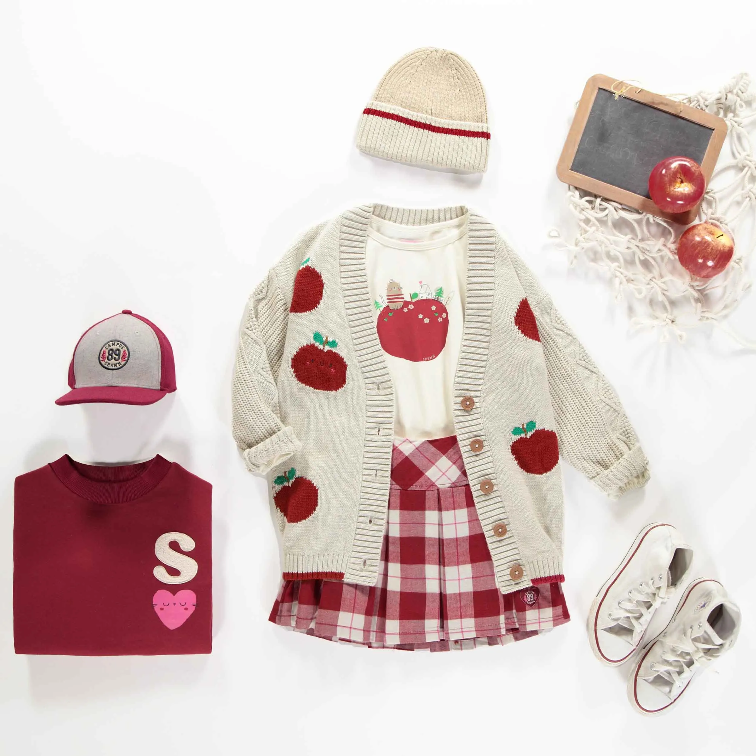 Cardigan de maille beige coupe décontractée avec motif jacquard de pommes rouges, enfant || Beige knitted cardigan relax fit with a jacquard print of red apples, child